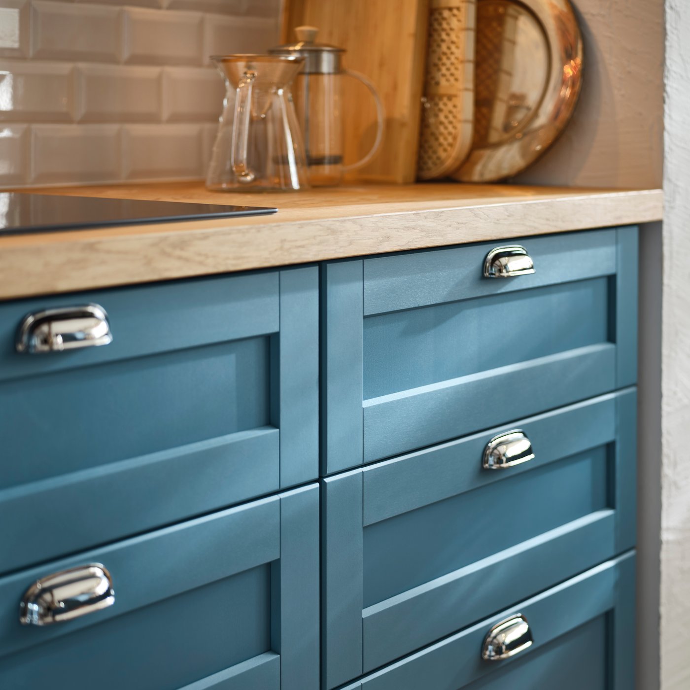 METOD cabinets with fronts in LERHYTTAN blue have many drawers with ENERYDA handles and a custom made worktop in oak veneer.