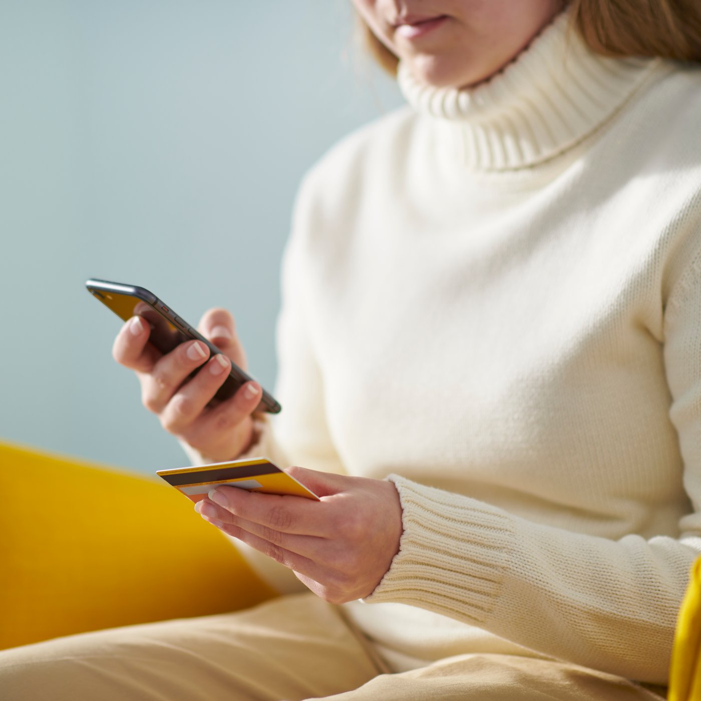 携帯電話でイケアのウェブサイトを見ている人