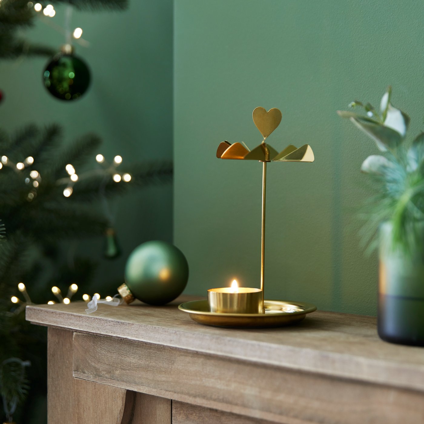 Denne funklende fyrfadslysholder med et hjerte foroven hjælper dig med at fylde dit hjem med varme og lys. Lige som det skal være i julen.
