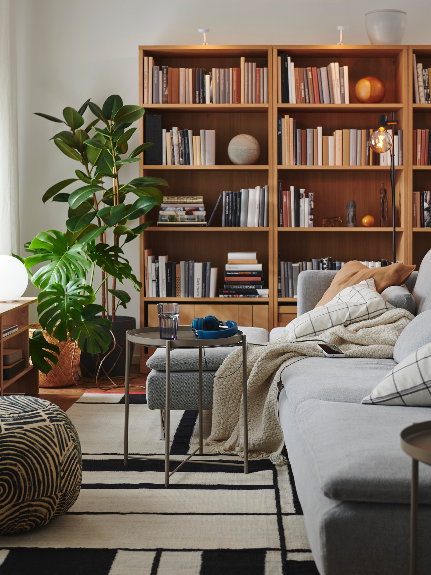 A white FADO table lamp