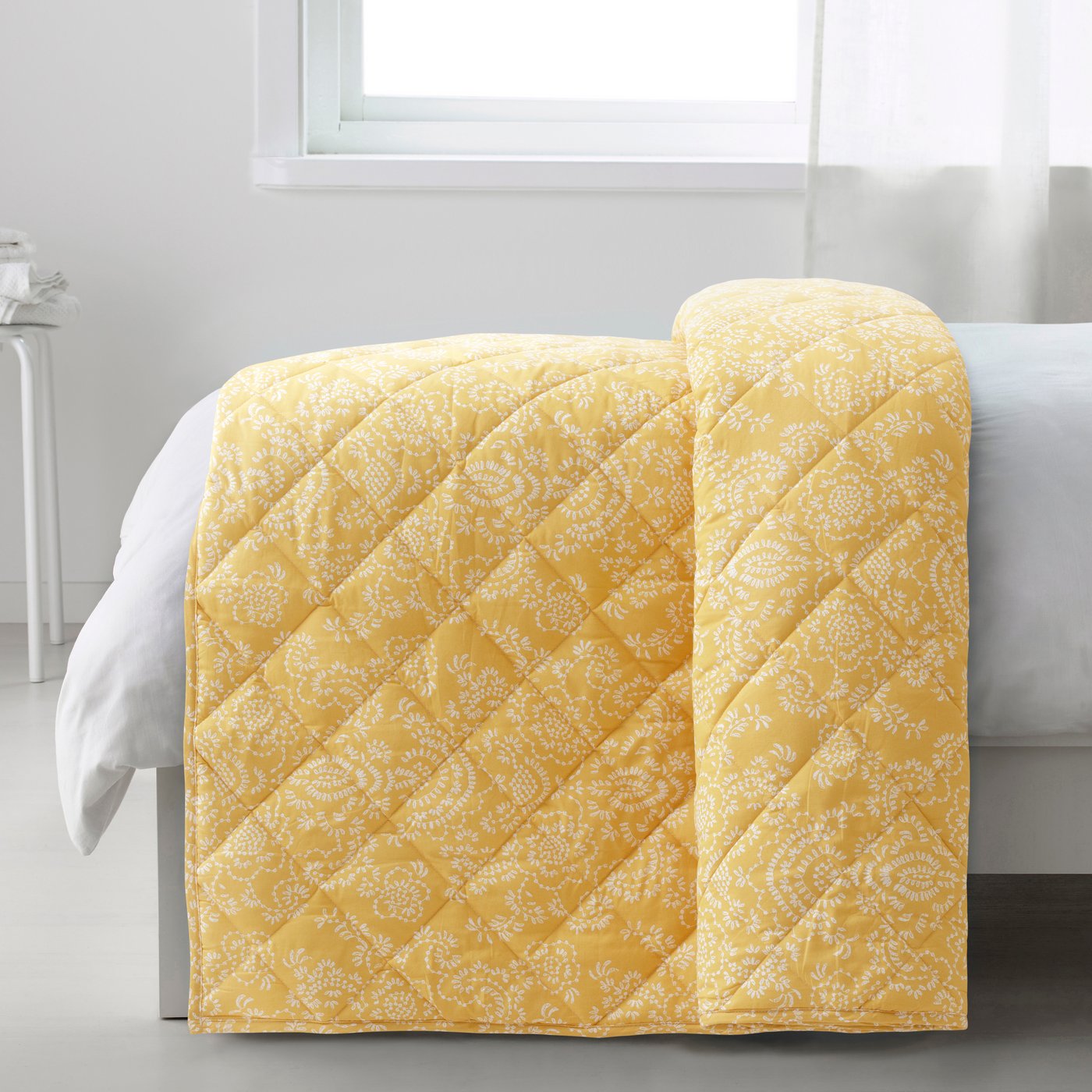 An yellow ÅKERTISTEL comforter