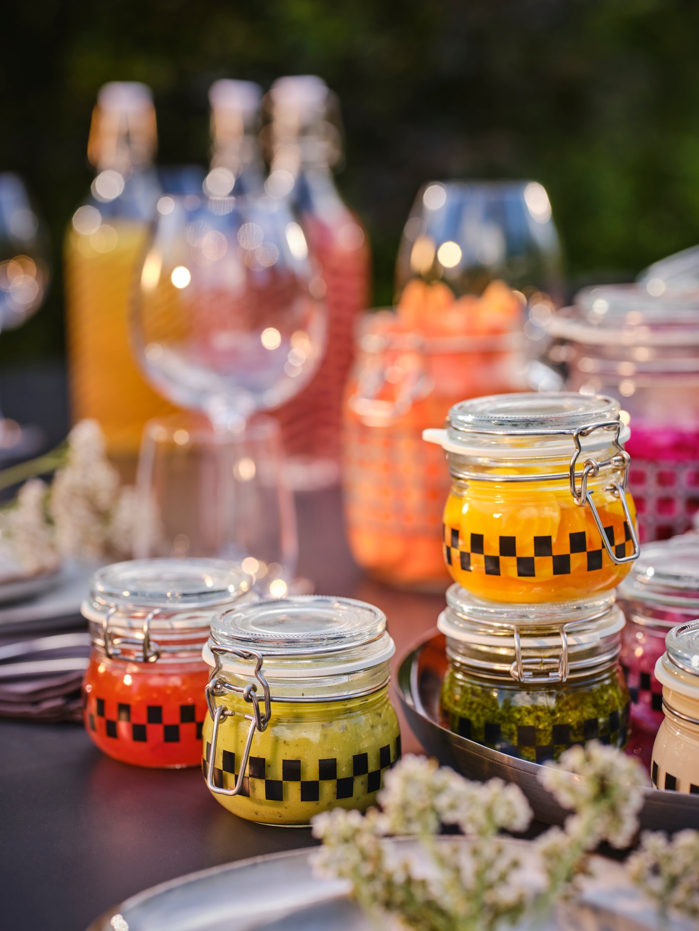 Contenedores de vidrio KORKEN relleno de diferentes alimentos.