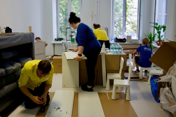 Wolontariusze z IKEA montujący meble