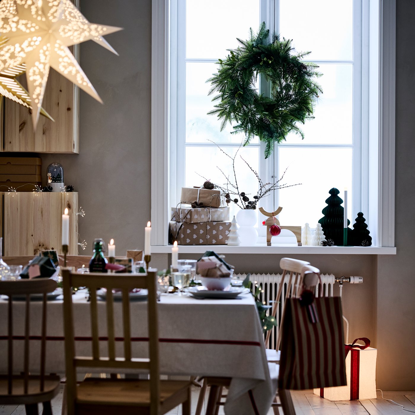 Une lampe de table STRÅLA rouge en forme de boîte dans la salle à manger
