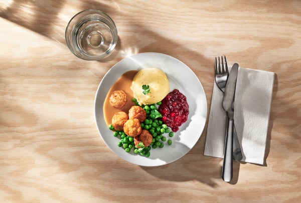 A mashed potatoes green peas /cream sauce and lingonberry jam 5 piece Chicken balls mash peas/crm sauce lingnbrry jam 5p Chicken meatballs