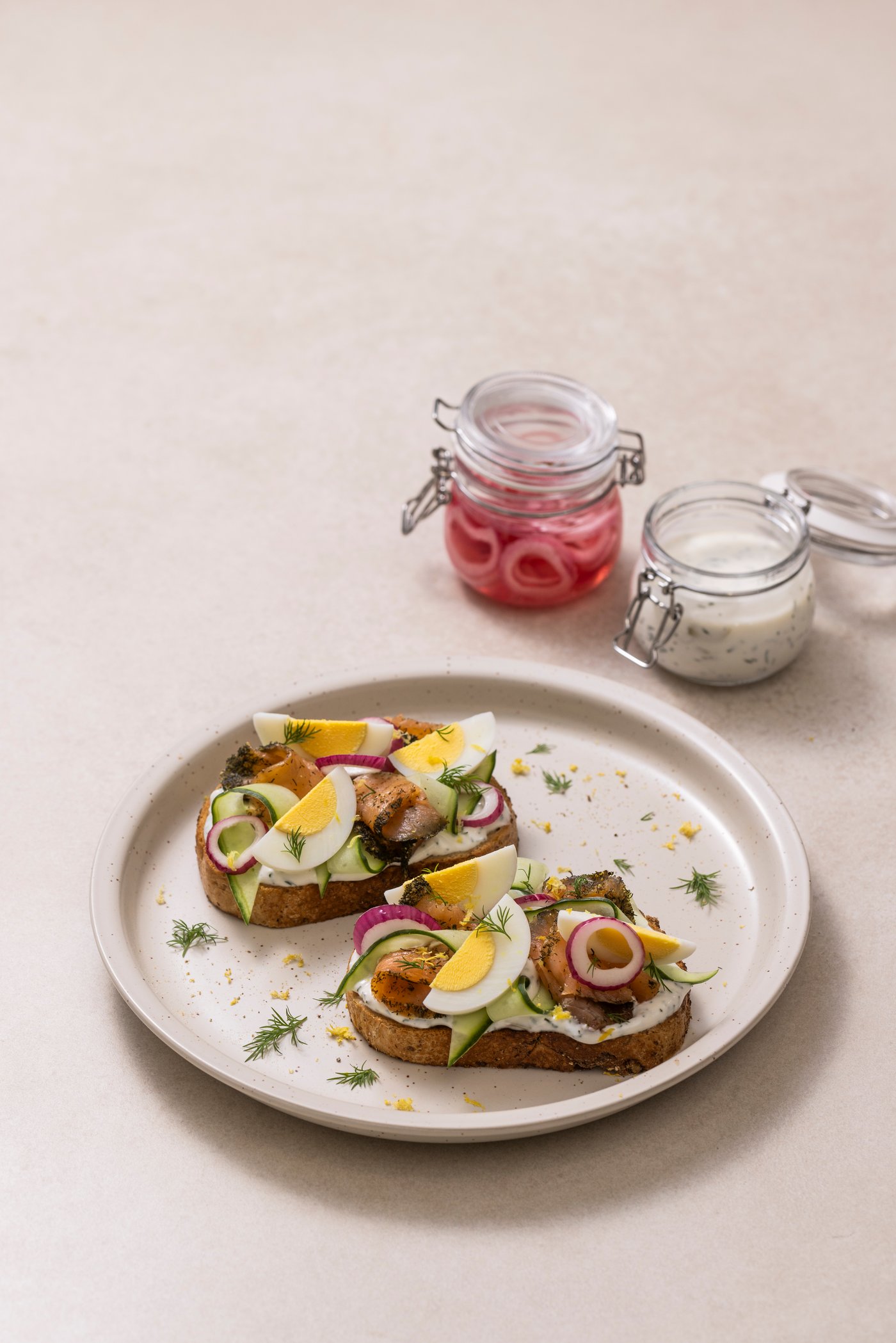 훈제 연어 샌드위치 완성컷