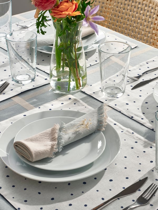 A white/dark blue NISSÖGA place mat in the dining room