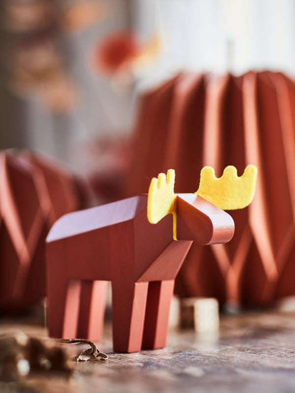 An orange/beige-yellow HÖSTAGILLE decoration, moose
