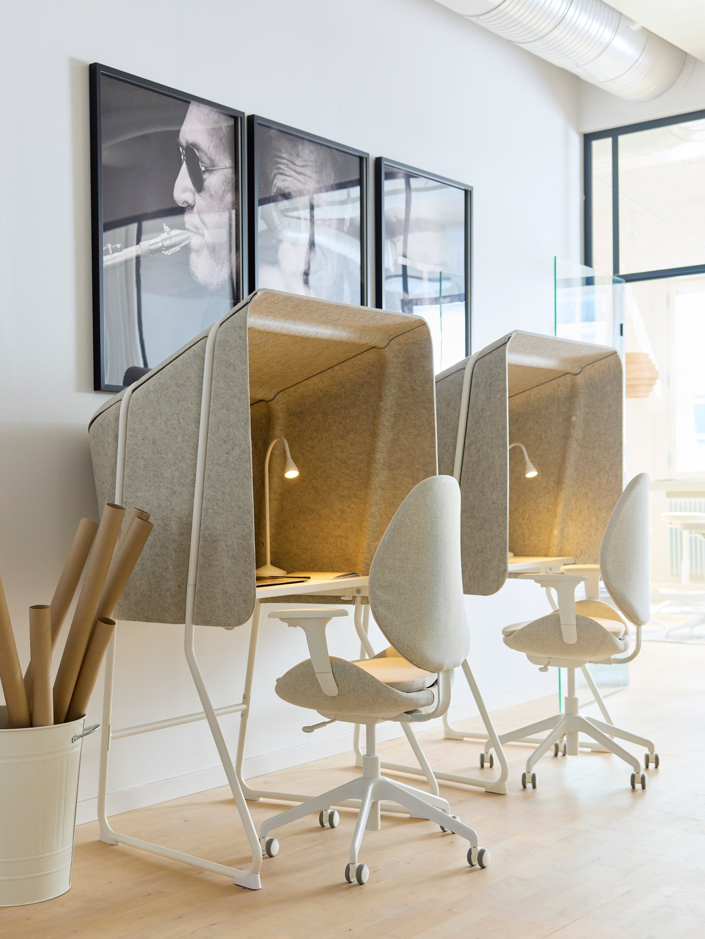 A Gunnared beige/white HATTEFJÄLL office chair with armrests in the home office