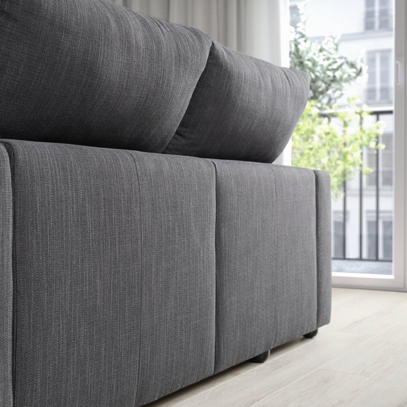 Die Rückseite eines grauen ESKILSTUNA 2-er Sofas die komplett mit Stoff bespannt ist, sodass das Sofa frei im Raum steht. 