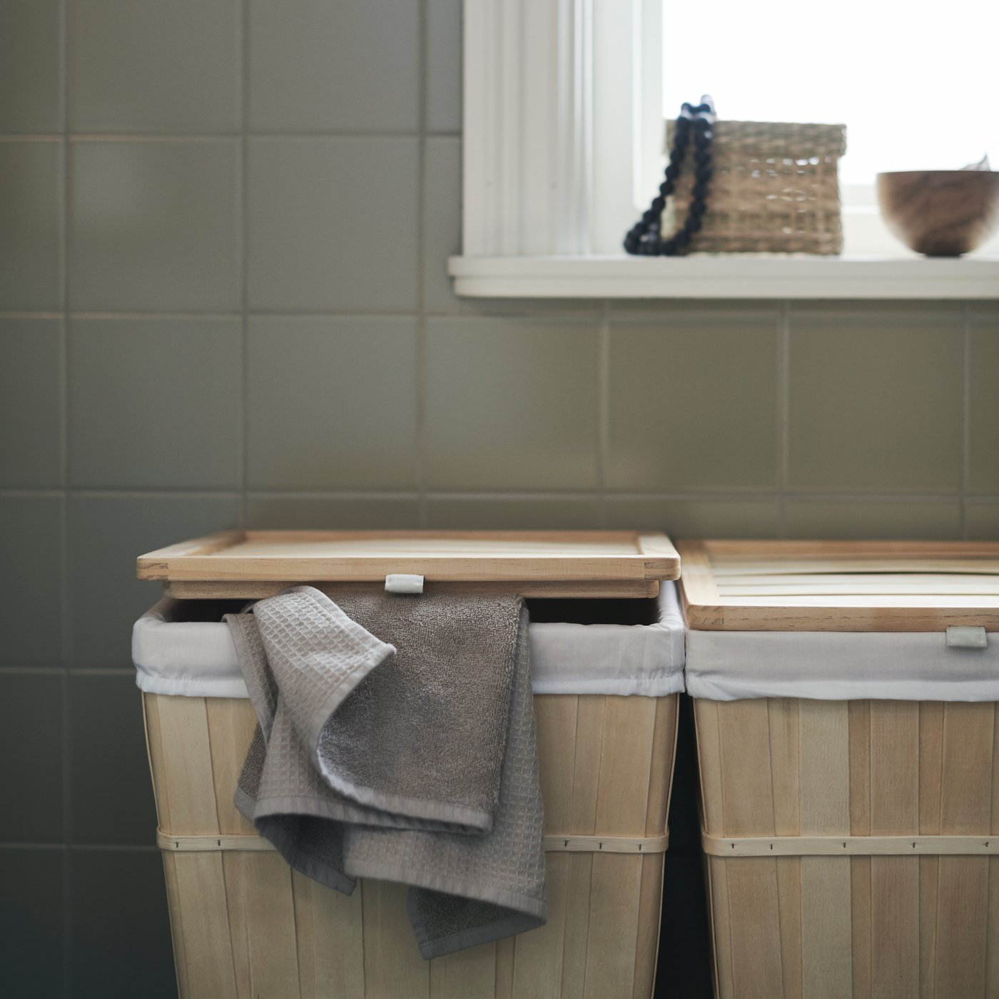 سلتا غسيل BRANKIS جنباً إلى جنب في حمام مكسو بالبلاط الأخضر.