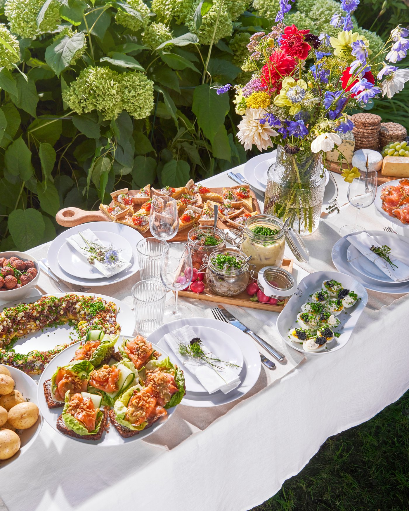 A white UPPLAGA cake stand