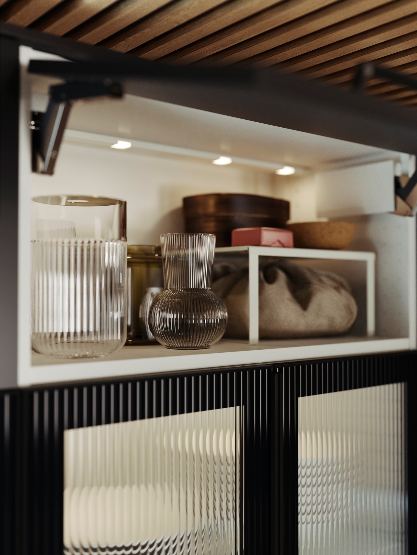 Hylla med glasbehållare, en trälåda och andra föremål.