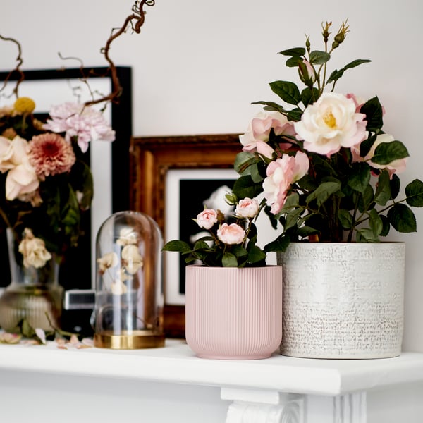 An in/outdoor/Rose pink FEJKA artificial potted plant in the living room