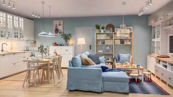 Salon połączony z kuchnią. Wnętrza w stylu tradycyjnym.