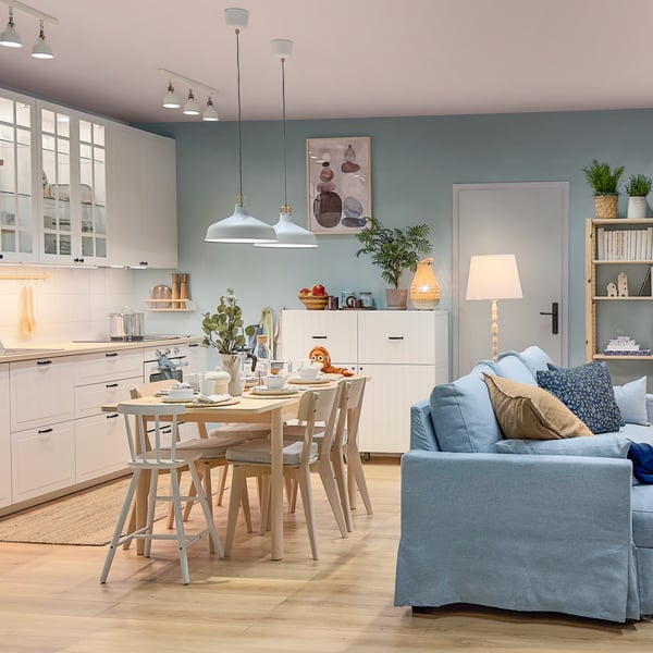An ash/white KINNAHULT floor lamp