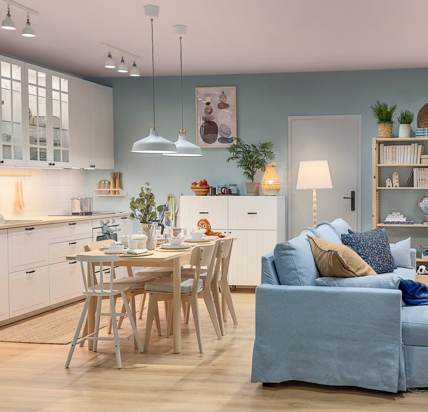 An ash/white KINNAHULT floor lamp