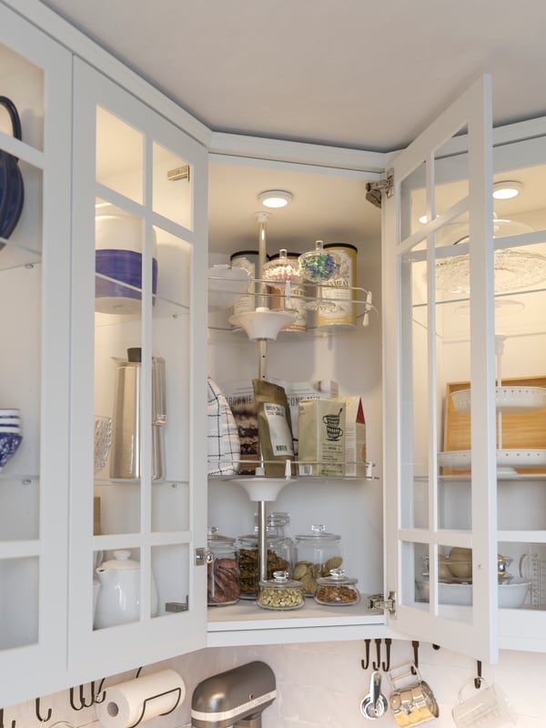 Rangements muraux portes vitrées cuisine blanche STENSUND