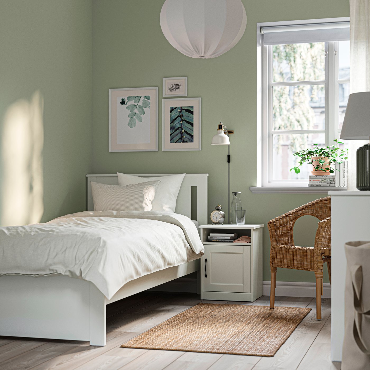 Ein weißes SONGESAND Bettgestell in einem Schlafzimmer