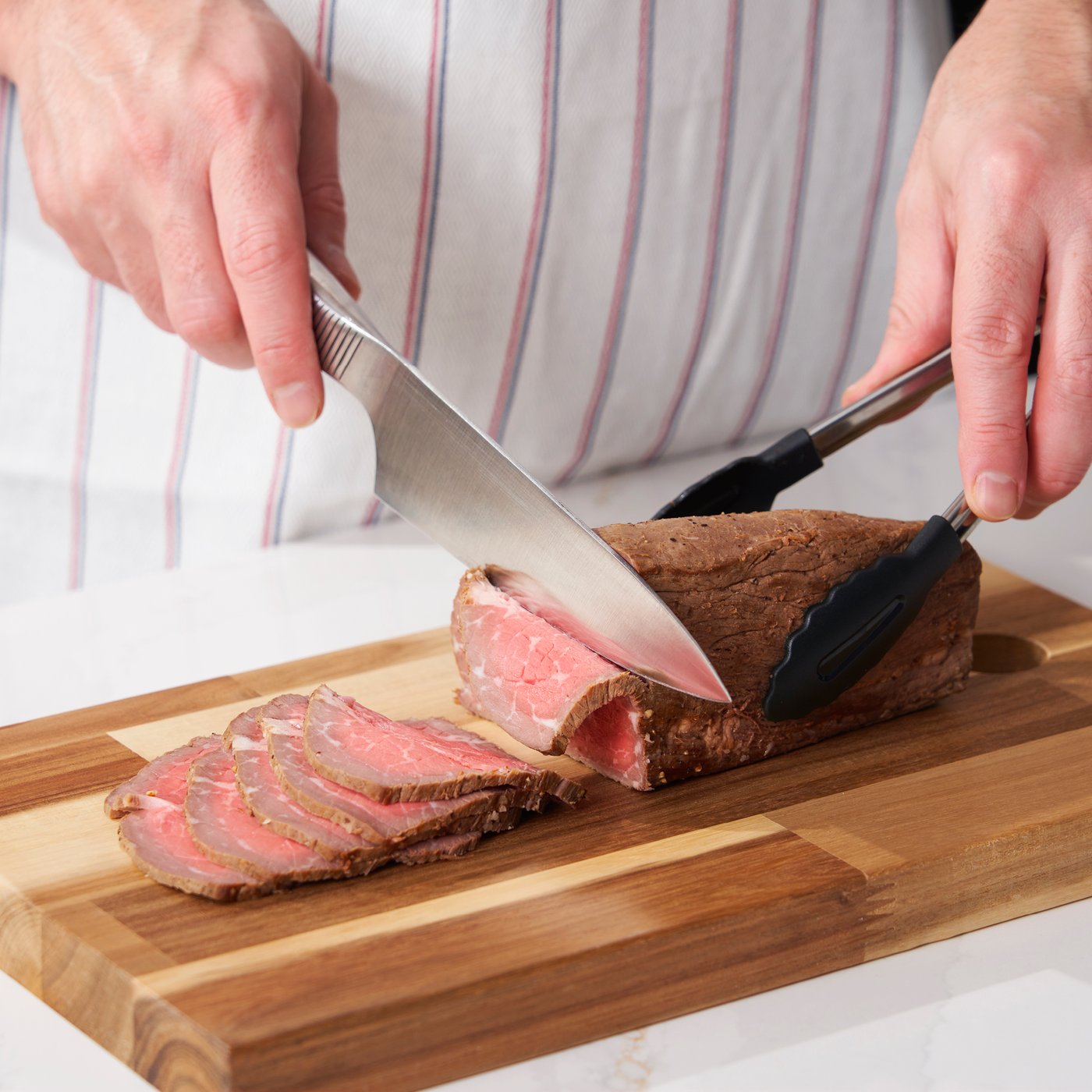 BRILJERAナイフで肉を切れている。