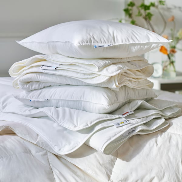 Cubrecamas blanco ROSENVIAL con almohadas y plumones blancos.
