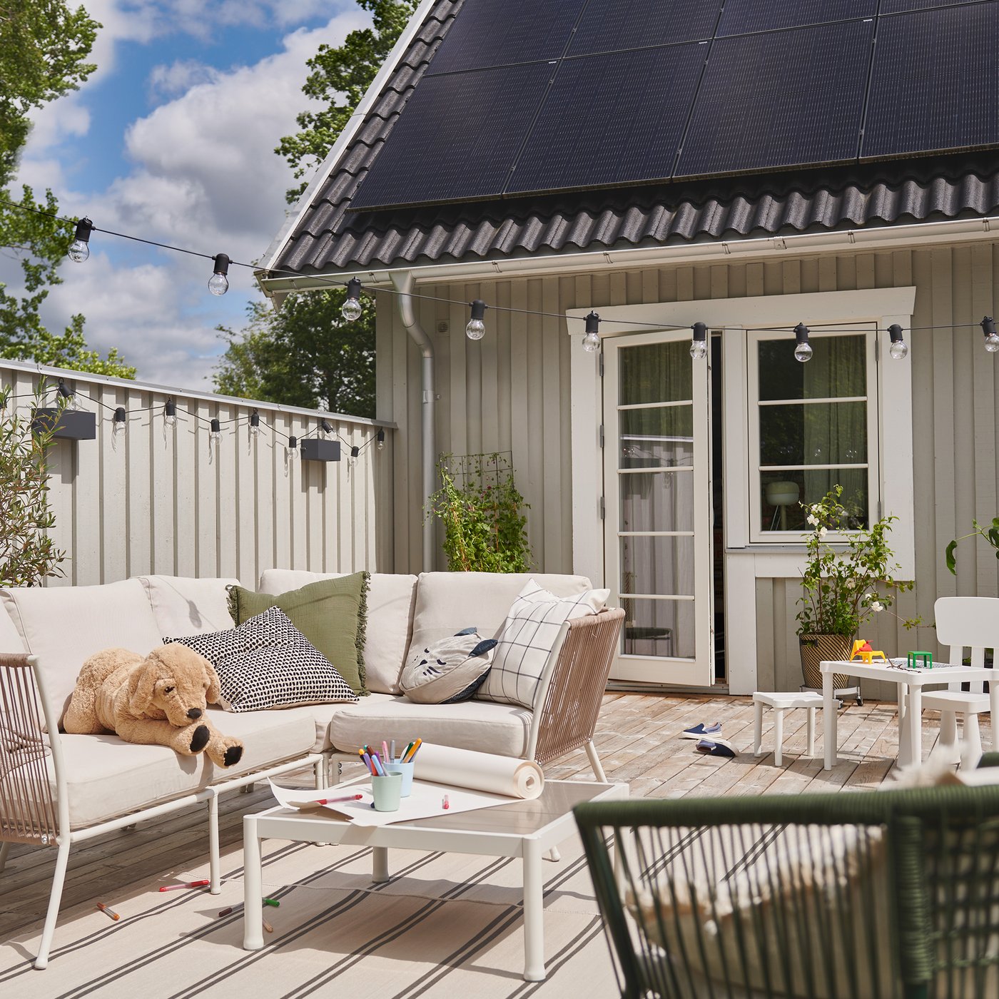 Una garlanda de llums LED SVARTRÅ negra per a exterior amb 20 bombetes.