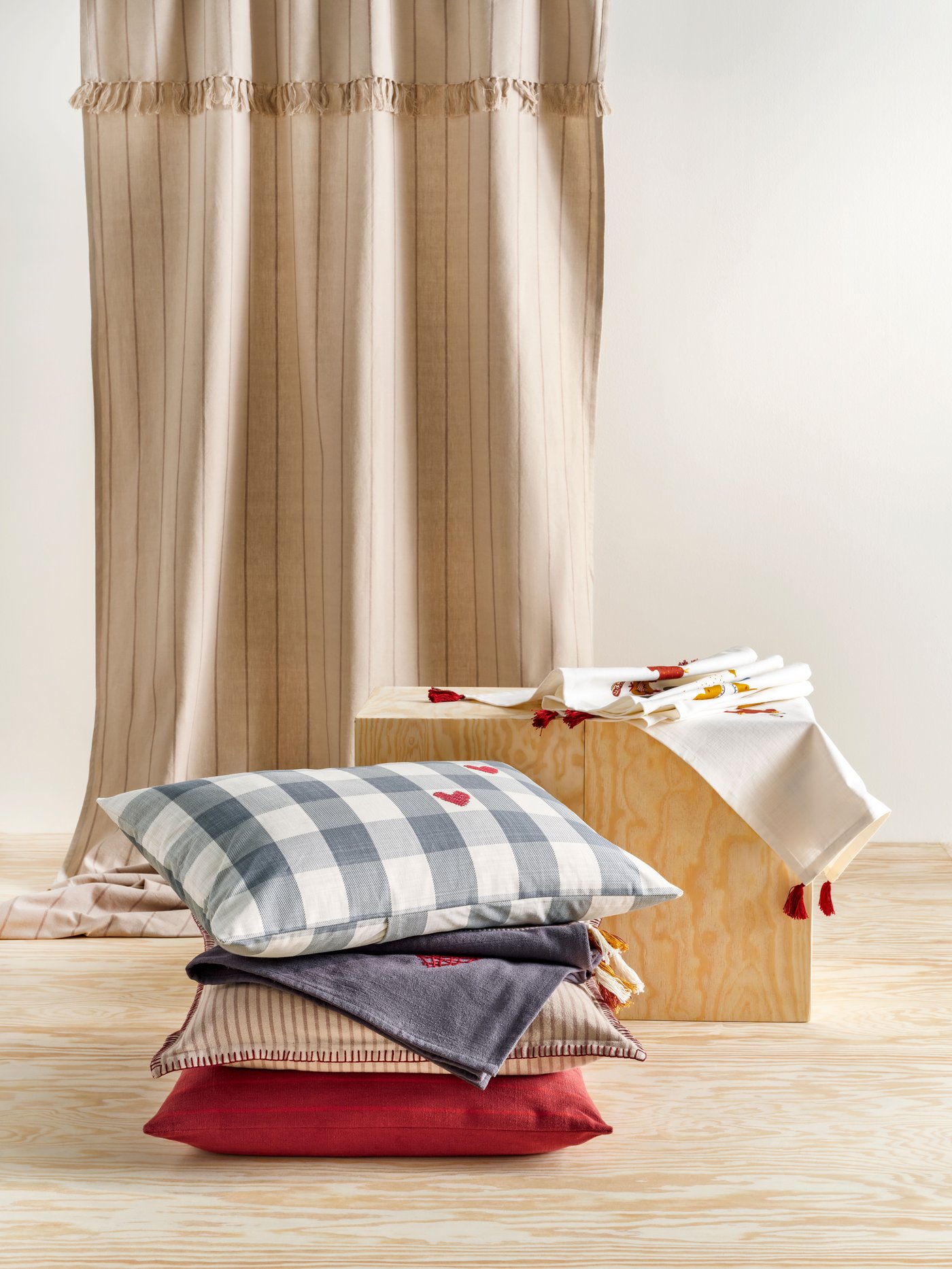 A beige red/heart MÄVINN cushion cover