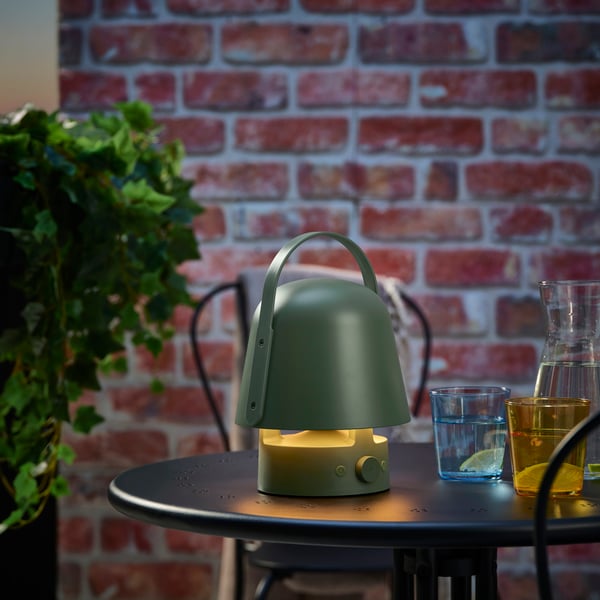 Eine outdoor-taugliche, grüne VAPPEBY Bluetooth-Lautsprecherlampe.