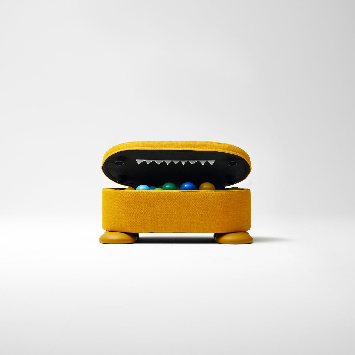 Keltainen GREJSIMOJS-malliston rahi säilytystilalla.