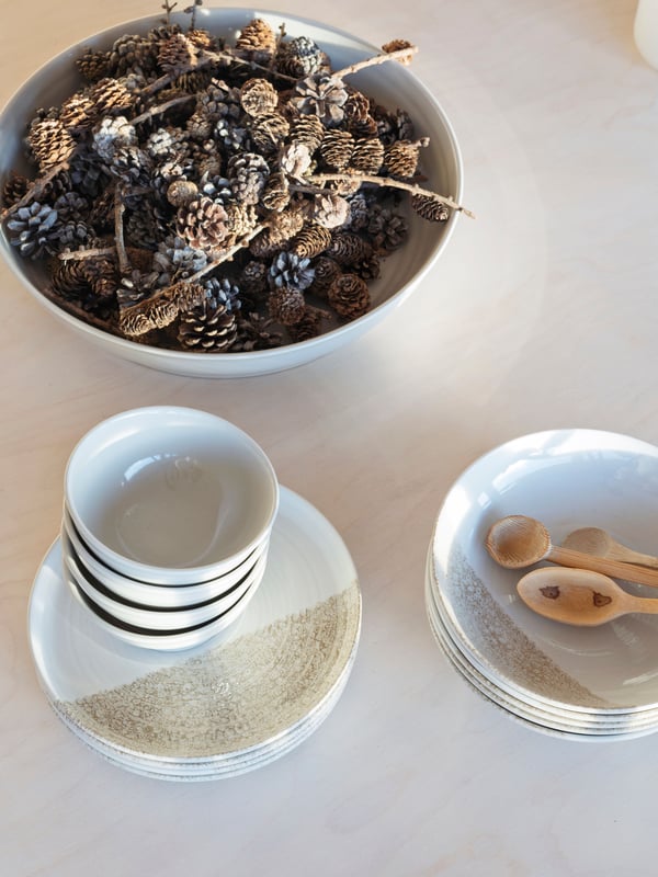 A light grey-beige SANDSKÄDDA bowl