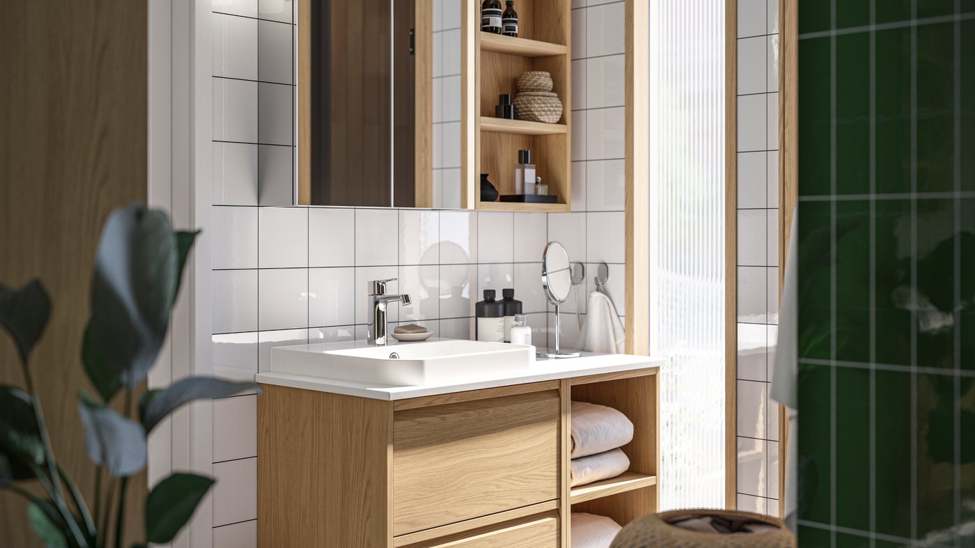 Frontali ÄNGSJÖN effetto rovere in una soluzione per il bagno composta da un mobile per lavabo con cassetti e un mobile a giorno, più un mobile a specchio in alto.