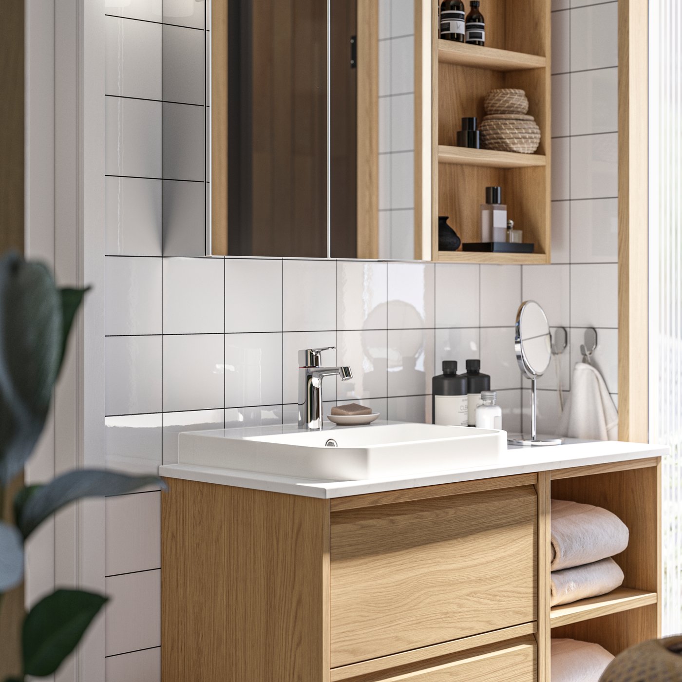 Ett LETTAN spegelskåp med dörrar och ett HAGAÅN öppet väggskåp ovanför ett BACKSJÖN tvättställ/tvättställ/vattenkran.