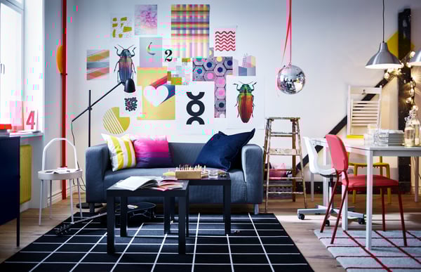 Cómo decorar un salón con sillas plegables