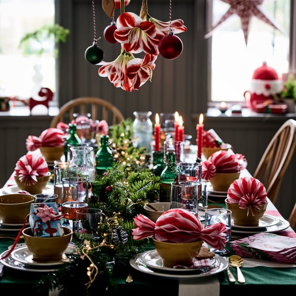 Et festligt dækket julebord med VINTERFINT pynt og ornamenter.