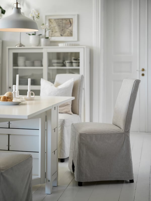 Mesa plegable pequeña NORDEN es de color blanco y tiene cajones a ambos lados. Es una mesa que ocupa muy poco espacio cuando está recogida.