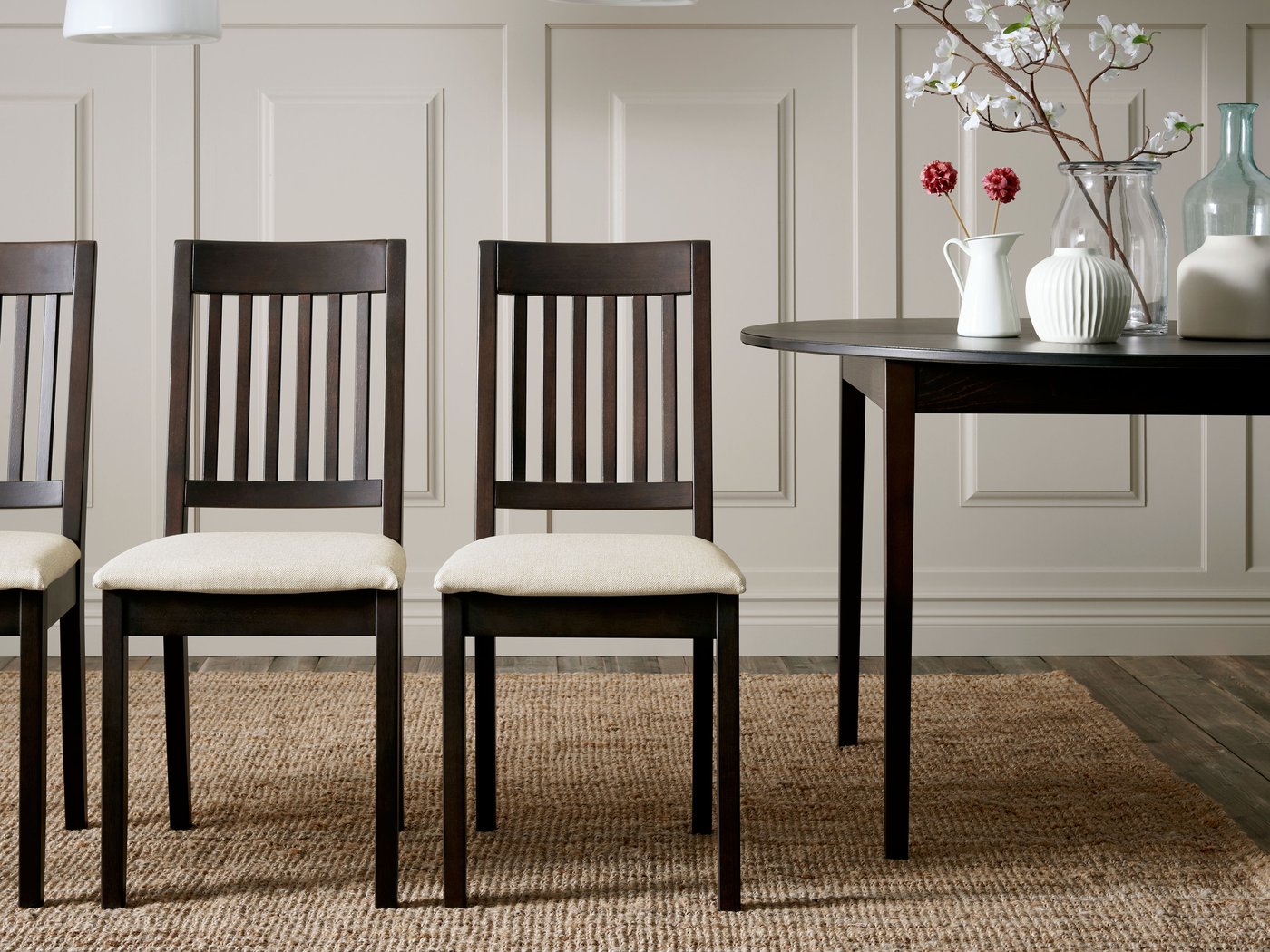A natural LOHALS rug, flatwoven in the dining room