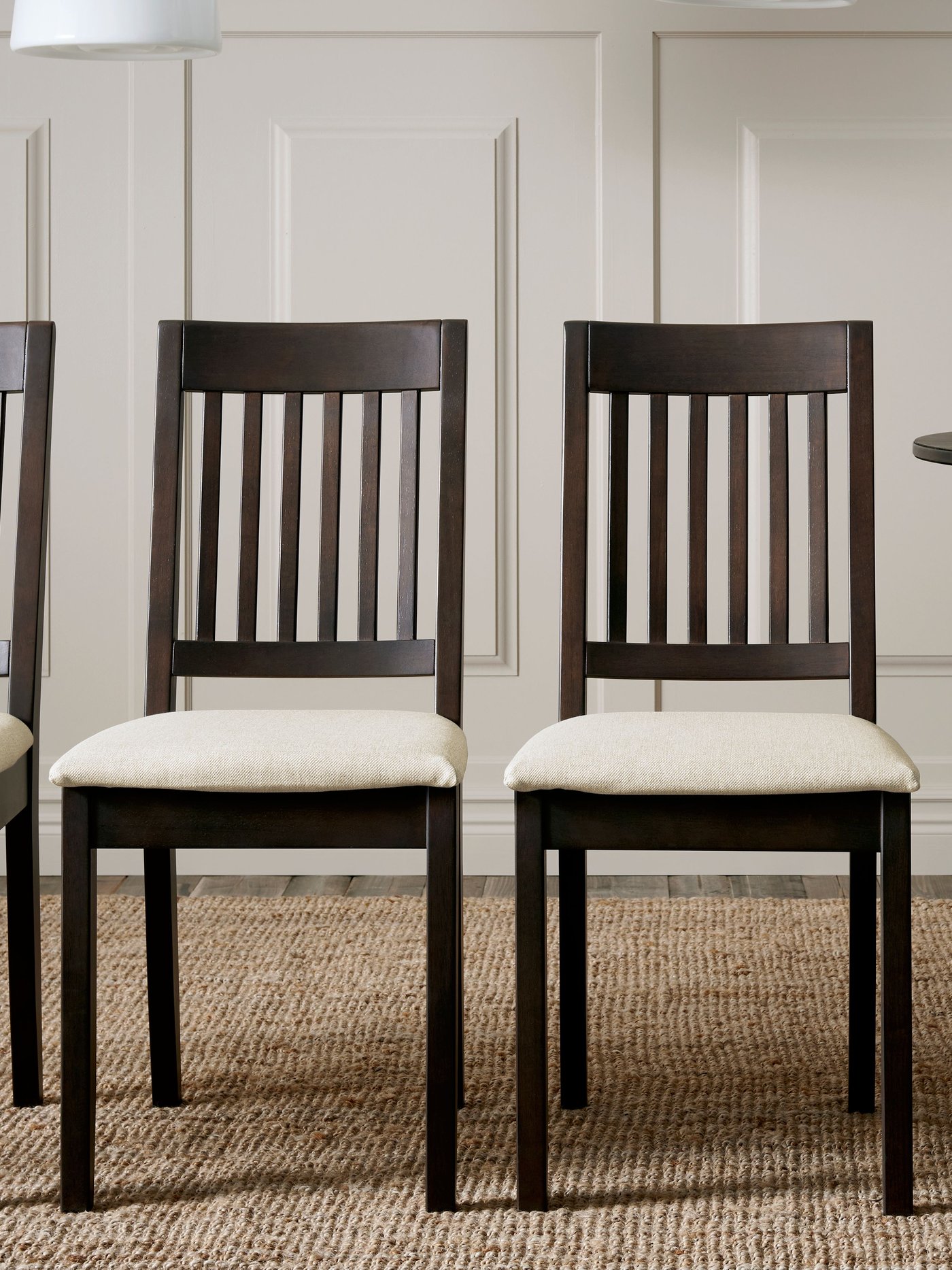 Un tapis LOHALS naturel, tissé à plat dans la salle à manger