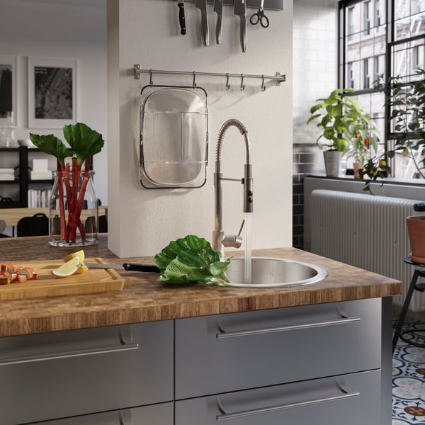 A stainless steel/black IDEALISK colander in the kitchen