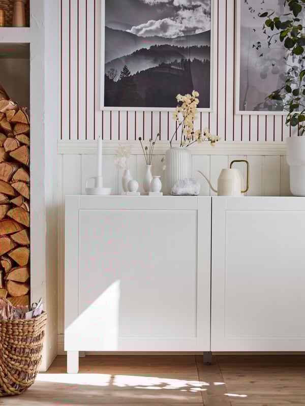 Un vase blanc STILREN dans le salon