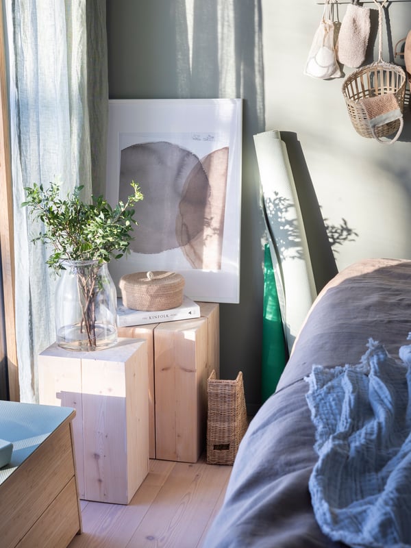 Treningsmattene står klare inntil veggen og matcher veggfargen med sine duse, grønne toner. Her er kombinasjonen av grønt, naturmaterialer og dagslys en uslåelig kombinasjon.