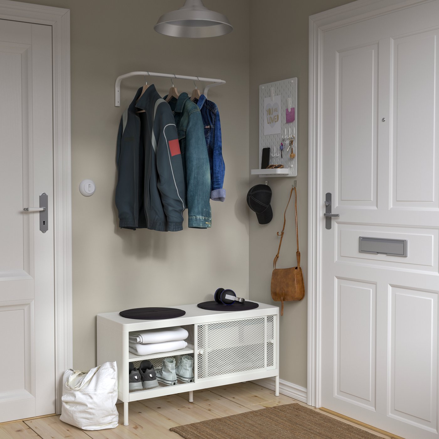 Nahaufnahme einer weißen MACKAPÄR Bank mit Schiebetüren