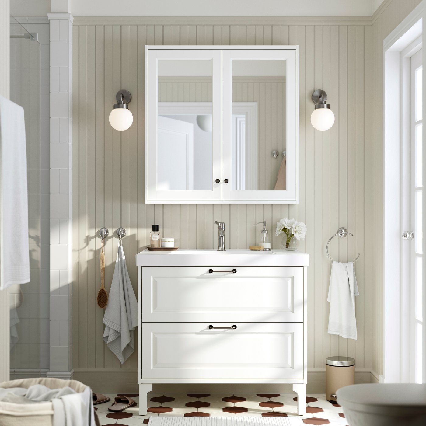 Bílá zrcadlová skříňka TÄNNFORSEN s dvířky