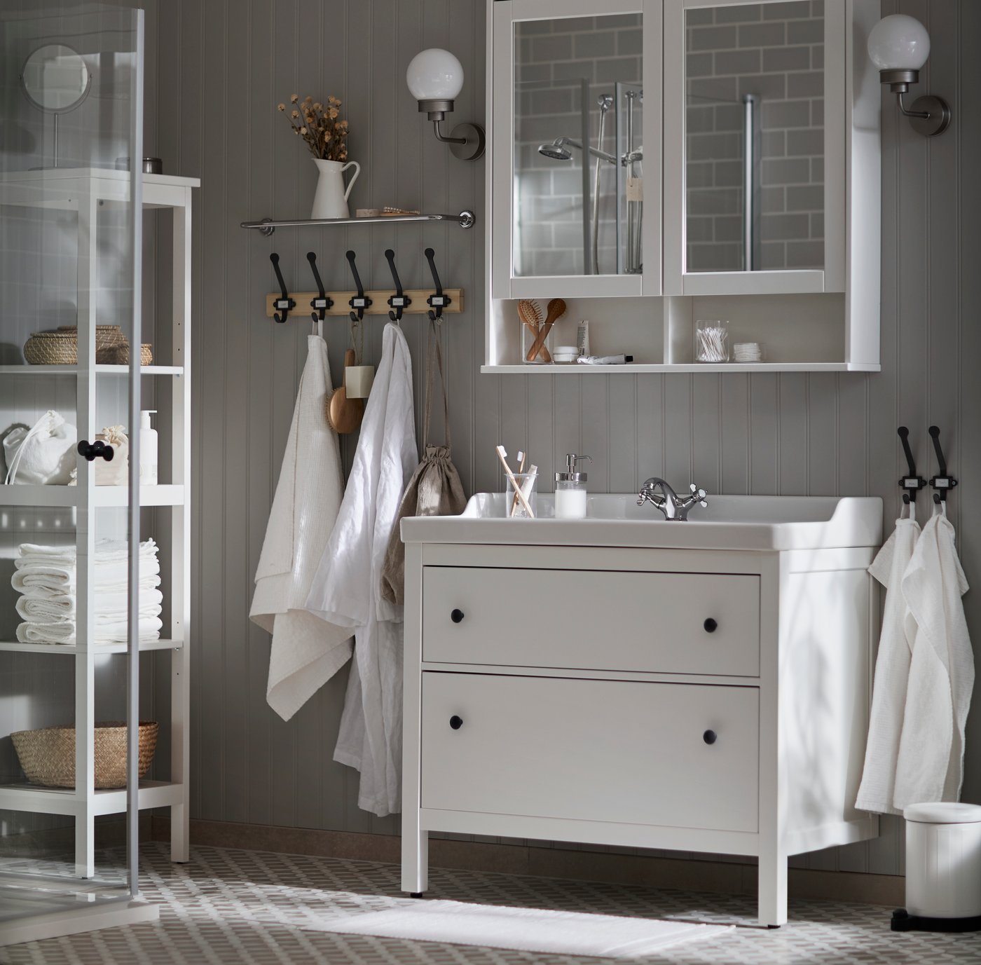 A white SALVIKEN bath towel in the bathroom