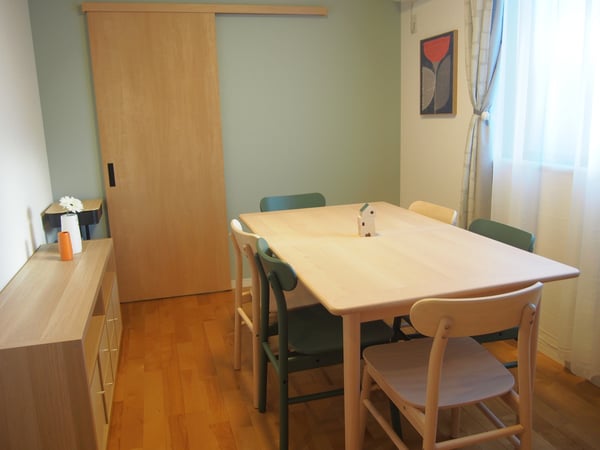 ベージュとグリーンのダイニングセットが置かれている。