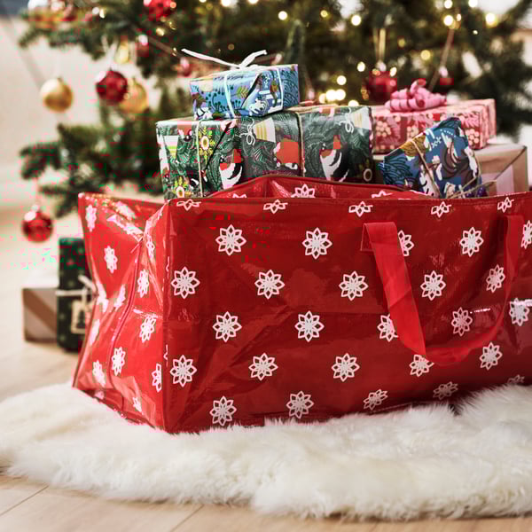 Eine VINTERFINT Tasche in der sich Geschenke befinden.