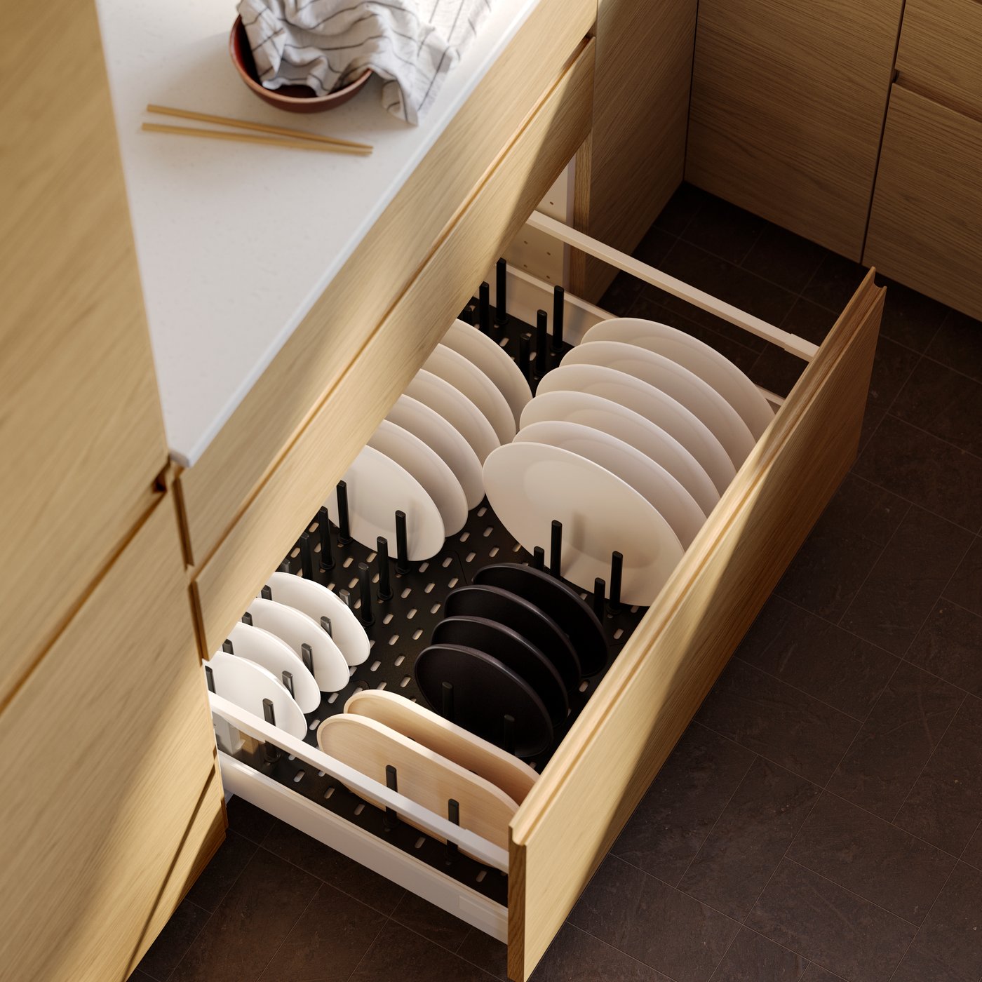 Egy fehér MAXIMERA fiók rendszerezővel.