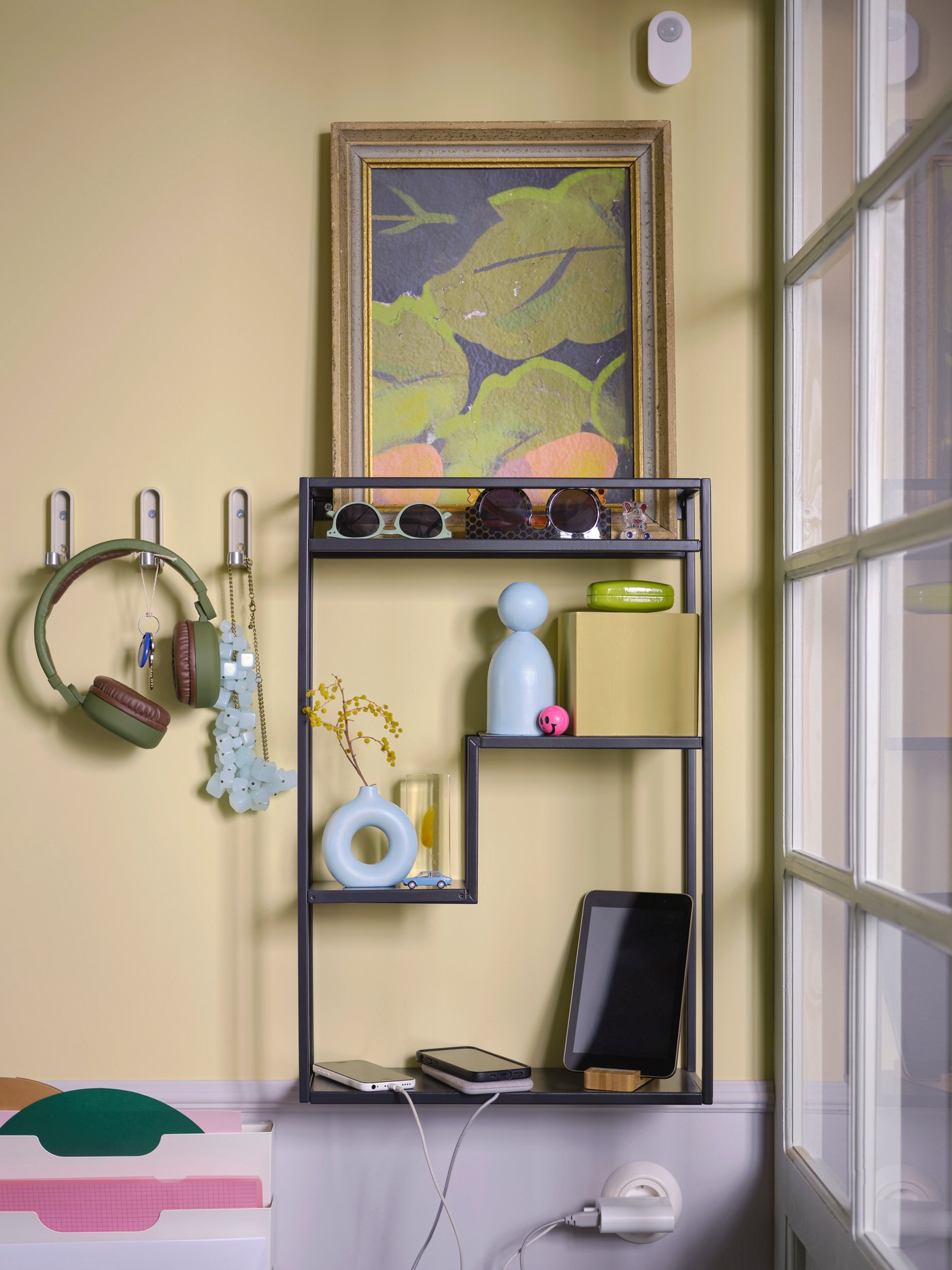 An anthracite LINDÅSEN display shelf