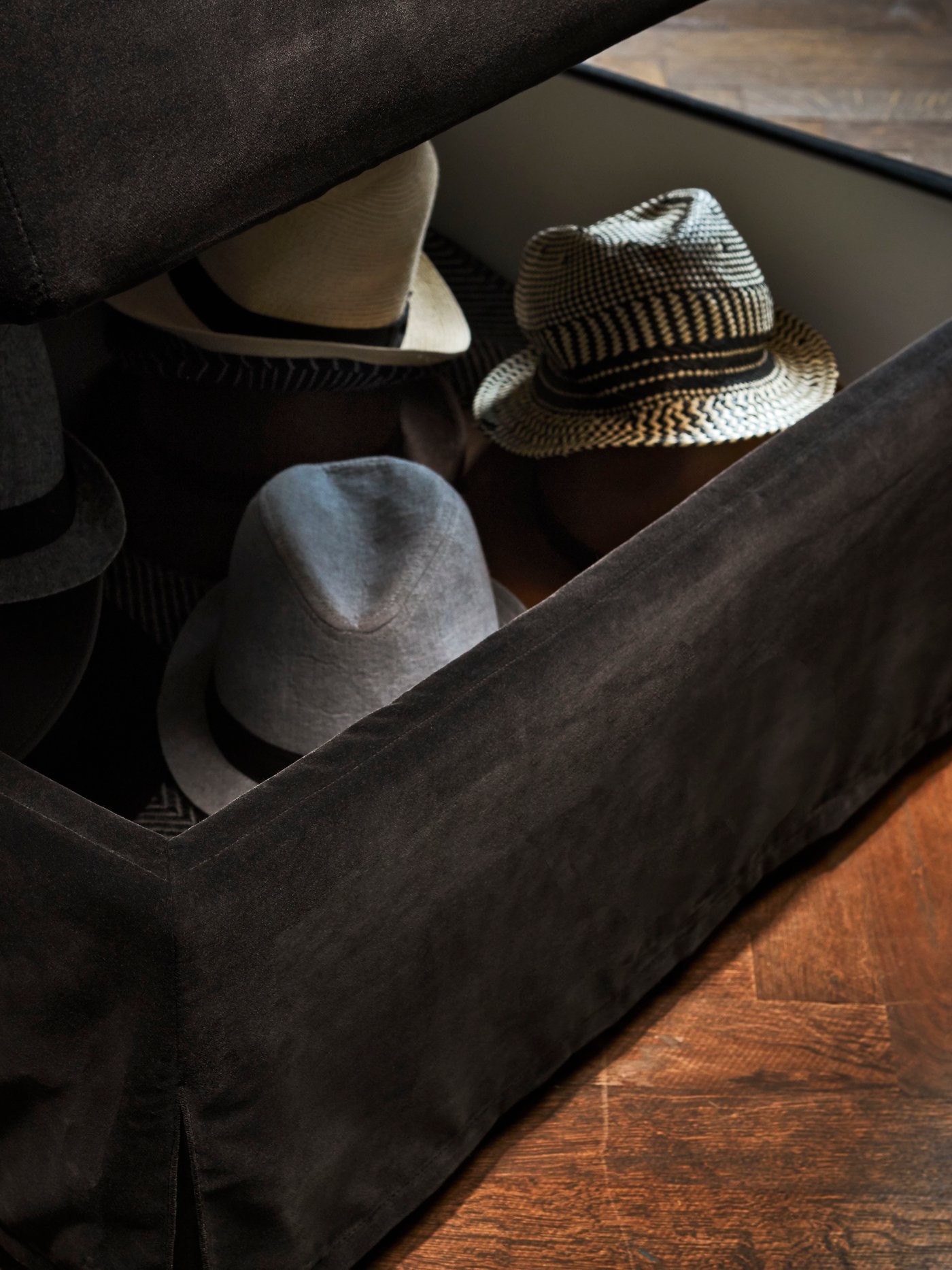 FÄRLÖV Hocker mit Aufbewahrung Djuparp dunkelgrau, in der Aufbewahrung sind Hüte zu sehen.