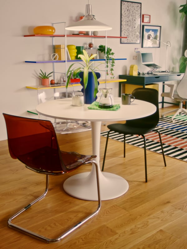 白い丸いDOCKSTA ドクスタテーブルと3種類の椅子