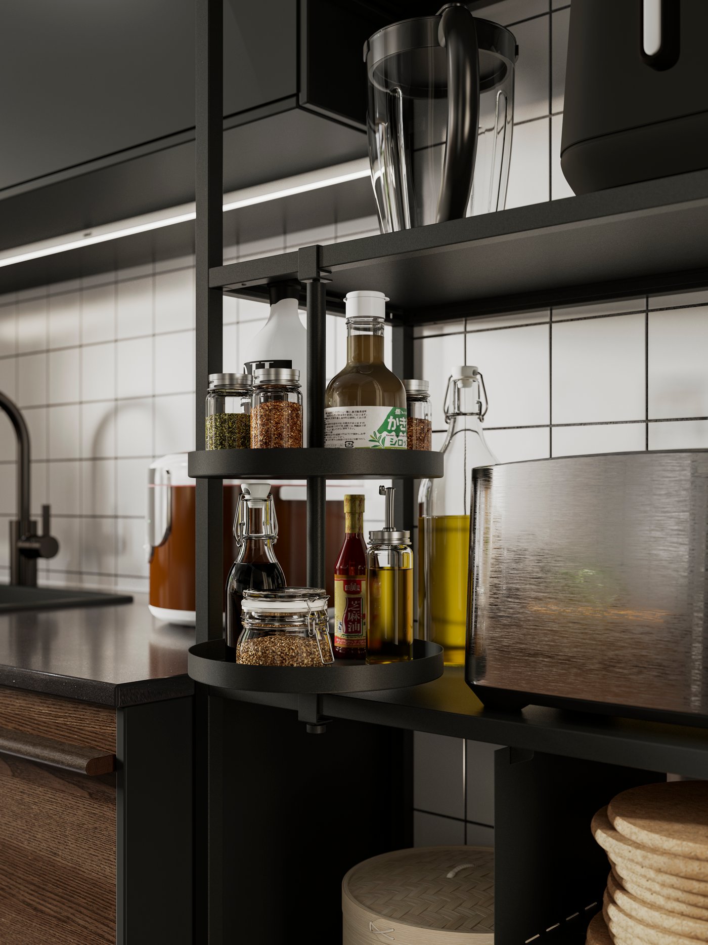 Etagère pivotante ENHET dans une cuisine, présentant des épices, des huiles et des condiments, avec un plan de travail noir et un grille-pain à proximité.